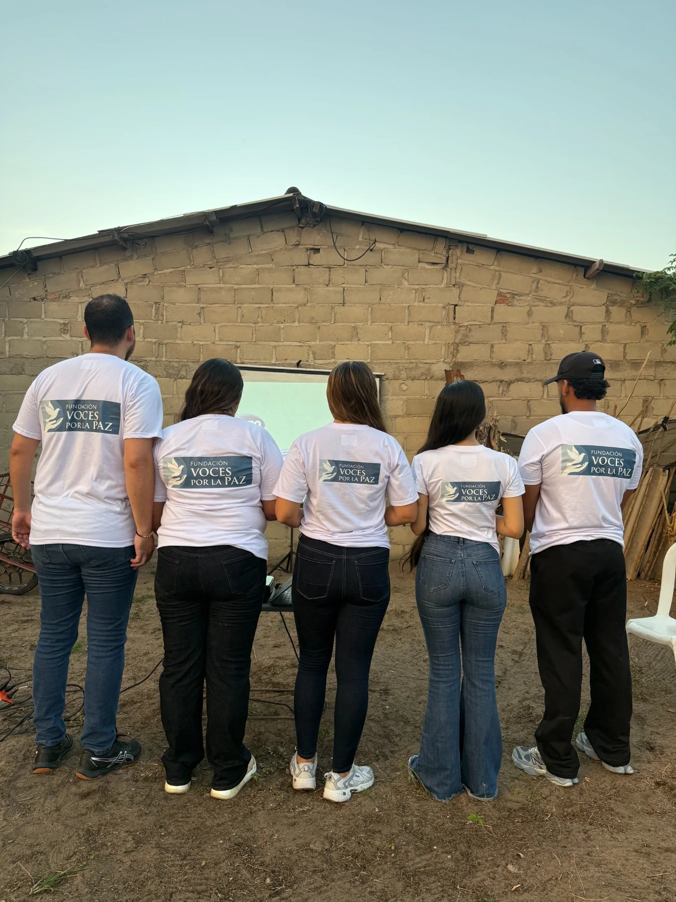 Equipo de la Fundación con camisetas institucionales